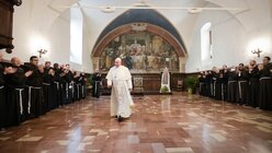 Franziskanerbrüder klatschen für Papst Franziskus / © Vatican Media/Romano Siciliani (KNA)