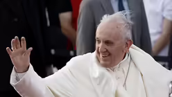 Franziskus bei der Ankunft am Flughafen / &copy; Mario Davila Herandez/Agencia Uno (dpa)