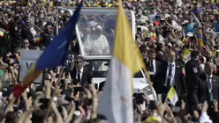 Franziskus trifft zur Seligsprechung ein / &copy; Andrew Medichini (dpa)