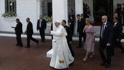 Franziskus verlässt den Präsidentenpalast / © Rebecca Blackwell (dpa)