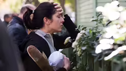 Eine Frau trauert am Musikclub "Bataclan" / &copy; Marius Becker (dpa)