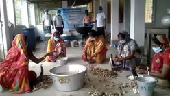 Frauen kochen mit Unterst&uuml;tzung von "New Light", das die Lebensmittel zur Verf&uuml;gung stellt. (BONO)