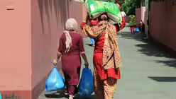 Frauen schleppen Lebensmittels&auml;cke. (BONO)