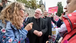 Frauen sprechen mit Kardinal Reinhard Marx / &copy; Julia Steinbrecht (KNA)