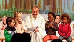 Abendgebet mit Bruder Alois und Kindern  / &copy; Mercedes Herran (KNA)