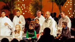 Abendgebet mit Bruder Alois und Kindern / &copy; Mercedes Herran (KNA)