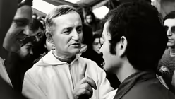 1989 wurde der Karlspreis an den Gr&uuml;nder der Communaut&eacute; von Taiz&eacute;, Fr&egrave;re Roger, verliehen in "Dankbarkeit f&uuml;r sein Vorbild des Vertrauens, der Vers&ouml;hnung und der Gemeinschaft als notwendigem Fundament der gesamten Europ&auml;ischen Einigung".  (KNA)