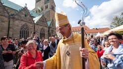 Freude nach der Bischofsweihe in Hildesheim / © Peter Steffen (dpa)