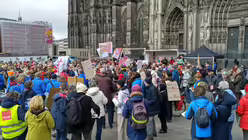 Friedliche Demonstration von Männern und Frauen für eine gerechte Kirche / © Oliver Kelch  (DR)