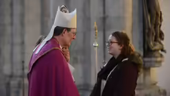 F&uuml;r das pers&ouml;nliche Zwiegespr&auml;ch mit jedem einzelnen Taufbewerber nimmt sich Erzbischof Woelki viel Zeit. / &copy; Beatrice Tomasetti (DR)