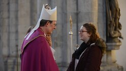 Für das persönliche Zwiegespräch mit jedem einzelnen Taufbewerber nimmt sich Erzbischof Woelki viel Zeit. / © Beatrice Tomasetti (DR)