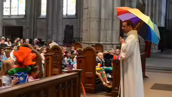 F&uuml;r den Einschulungsgottesdienst denkt sich der Schulseelsorger immer etwas Besonderes aus. / &copy; Tomasetti (DR)