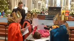 F&uuml;r die szenische Darstellung wird ein M&auml;dchen auf einer Bahre in den Dom gebracht / &copy; Beatrice Tomasetti (DR)