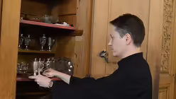 Für die vielen Frühmessen an fünf Altären bereitet die Domküsterin die Kännchen mit Wein und Wasser vor.    / © Beatrice Tomasetti (DR)