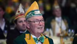 F&uuml;r Dompropst Bachner ist der Auftritt des M&auml;dchenchores bei seiner Verabschiedung eine gelungene &Uuml;berraschung. / &copy; Beatrice Tomasetti (DR)