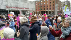 Frauen und Männer demonstrierten in Köln mit Gebeten, Gesängen und Prozessionen für eine gleichberechtigte Kirche / © Oliver Kelch  (DR)