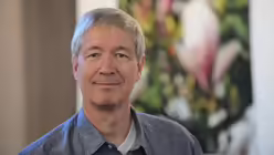 Für Markus Bollen ist es bereits die zweite Ausstellung in St. Johannes der Täufer. / © Tomasetti (DR)