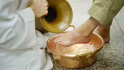 Fu&szlig;waschung an Gr&uuml;ndonnerstag / &copy; Corinne Simon (KNA)