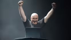 Gl&auml;nzender Einfall: Komiker Markus Maria Profitlich f&uuml;hrt ein Zwiegespr&auml;ch mit Gott / &copy; Beatrice Tomasetti  (DR)