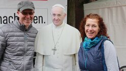 Gäste besuchen Pappaufsteller von Papst Franziskus am DOMRADIO.DE-Stand beim Katholikentag in Münster (DR)
