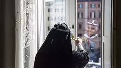Schwester Gertrude spiegelt sich im Fenster eines G&auml;stezimmers und schaut auf die Piazza Farnese in Rom. (KNA)