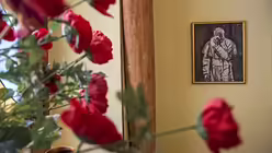 Bild des weinenden Papst Johannes Paul II. / &copy; Stefano dal Pozzolo (KNA)