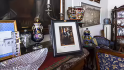 Neben einem Kristallkreuz ein gerahmtes Bild des schwedischen K&ouml;nigspaares Silvia und Carl Gustaf im G&auml;stehaus Casa di Santa Brigida / &copy; Stefano dal Pozzolo/Agenzia Romano  (KNA)