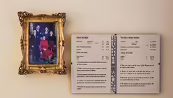 Neben einem in Gold gerahmten Bild der schwedischen K&ouml;nigsfamilie h&auml;ngt ein Informationsblatt mit den Gottesdienst- und Essenszeiten sowie allgemeinen Hinweisen zum G&auml;stehaus. (KNA)