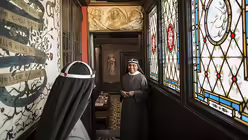 Im Flur an den Birgitten-Zimmern. Die W&auml;nde sind mit Fresken geschm&uuml;ckt, durch die bunten Bleiglasfenster f&auml;llt Licht in den dunklen Gang.  (KNA)