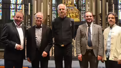 Gastgeber Domorganist Winfried Bönig (Mitte) mit seinen Kollegen Otto Maria Krämer, Johannes Geffert, Daniel Cook und Giampaolo di Rosa. / © Tomasetti (DR)