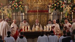 Erzbischof Becker zelebriert beim Pontifikalamt. (DR)