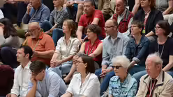 Gebanntes Zuhören beim Vortrag von Pater Mertes / © Beatrice Tomasetti (DR)