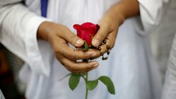 Mit Rose und Rosenkranz für Mutter Teresa / © Piyal Adhikary (dpa)