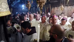 Christmette in der Geburtskirche / &copy; Musa Al Shaer (dpa)