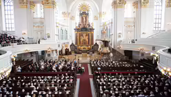 Die Gedenkveranstaltung am Sonntag fand in der Kirche Sankt Michaelis in Hamburg statt / &copy; Daniel Reinhardt (dpa)