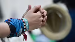 Gefaltete H&auml;nde / &copy; Cristian Gennari (KNA)