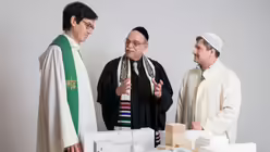 Geistliche mit Architkekturmodell, (v.l.n.r.) Pfarrer Gregor Hohberg, Rabbiner Andreas Nachama und Imam Kadir Sanci / &copy; Klemens Renner (House of one)