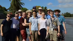 Gemeinde am Strand / © Katharina Geiger (DR)