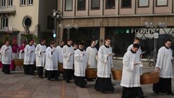 Gemeinsam mit ihren Kollegen aus dem "Redemptoris Mater" bilden die Kölner Seminaristen eine große Gruppe. / © Beatrice Tomasetti (DR)