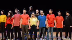 Gemeinsam sind wir stark - das sagen diese Sch&uuml;ler mit ihrer K&ouml;rpersprache. / &copy; Tomasetti (DR)