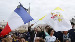 Franz&ouml;sische und vatikanische Flagge am Petersplatz / &copy; Paul Haring (KNA)