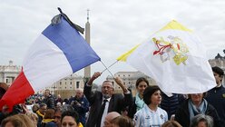 Französische und vatikanische Flagge am Petersplatz / © Paul Haring (KNA)