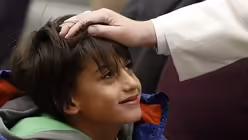 Franziskus segnet ein Kind bei der Generalaudienz / &copy; Paul Haring (KNA)