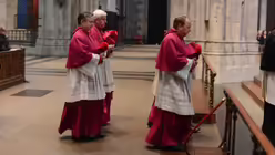 Generalvikar Hofmann, Offizial Assenmacher und Domdechant Kleine beim Einzug in den Dom. / &copy; Beatrice Tomasetti (DR)
