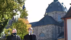 Georg Bätzing (l), Bischof von Limburg und Vorsitzender der Deutschen Bischofskonferenz, und Pater Hans Langendörfer, Generalsekretär der Deutschen Bischofskonferenz / © Arne Dedert (dpa)