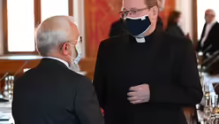 Georg Bätzing (r), Bischof von Limburg und Vorsitzender der Deutschen Bischofskonferenz, und Gerhard Feige, Bischof von Magdeburg / © Arne Dedert (dpa)