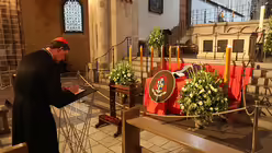 Kardinal Woelki tr&auml;gt sich in das Kondolenzbuch f&uuml;r Kardinal Meisner ein / &copy; Boecker (DR)