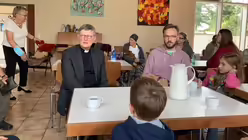 Gespräch mit Hochwasseropfern und Feuerwehrleuten im Pfarrheim Bliesheim (Erzbistum Köln Presse)