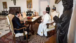 Giuseppe Conte und Papst Franziskus  / &copy; Vatican Media/Romano Siciliani (KNA)