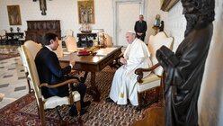 Giuseppe Conte und Papst Franziskus  / © Vatican Media/Romano Siciliani (KNA)